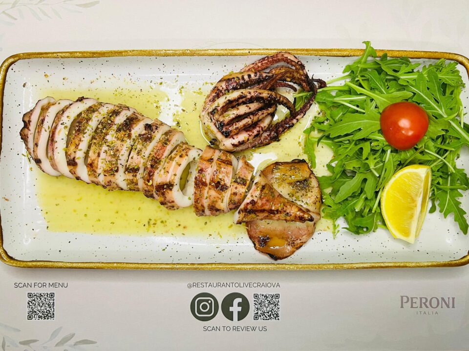 Calamar întreg la grătar.