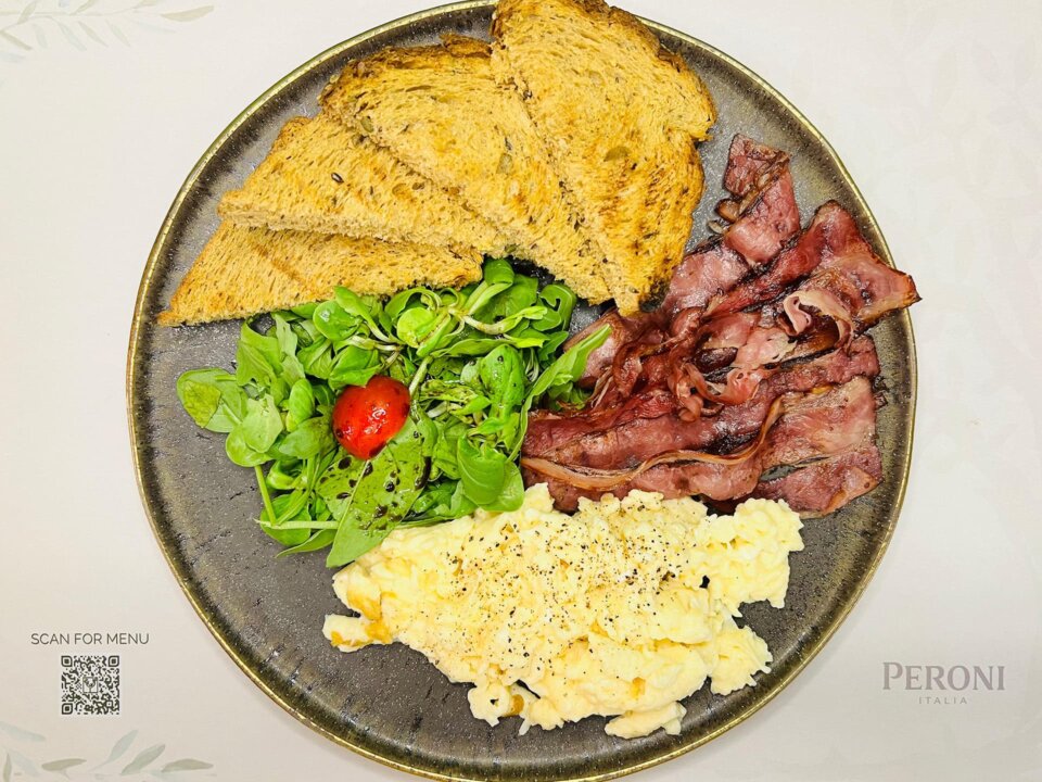 Ouă scrambled cu bacon.