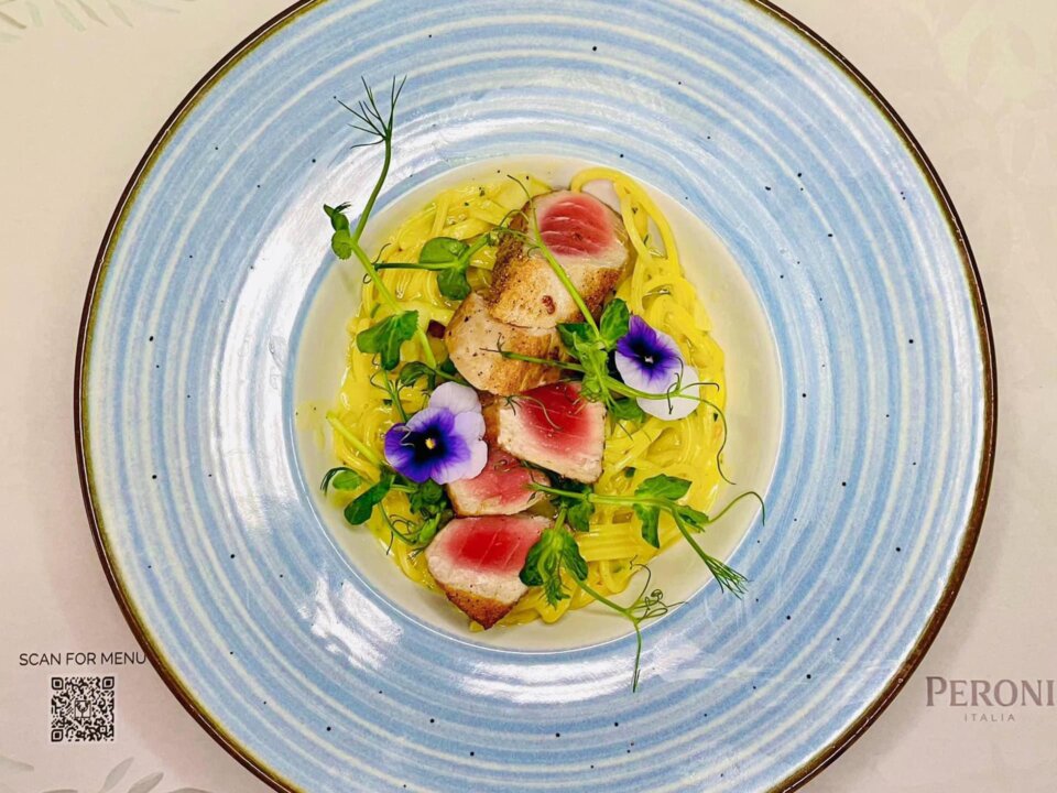 Paste cu ton proaspăt.