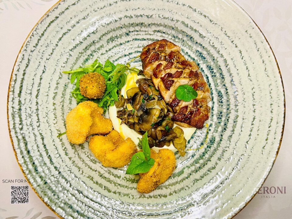 Piept de rață cu fricasse de ciuperci și piure de conopidă.