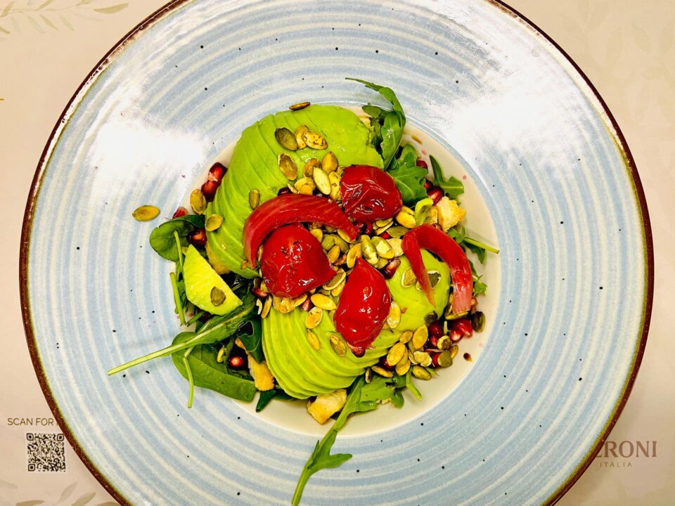 Salată de avocado și roșii cherry confit.